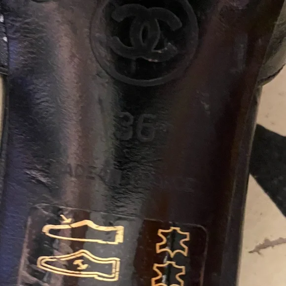 CHANEL Black CC-Logo Pointed Toe Patent Leather Mules - Picture 4 of 6